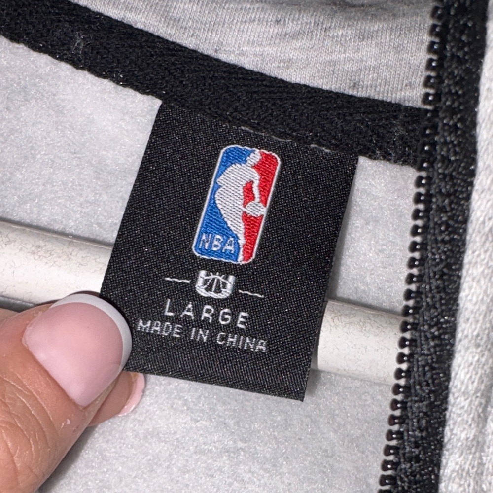 Gray New York Knicks Women's Hoodie - Picture 4 of 4
